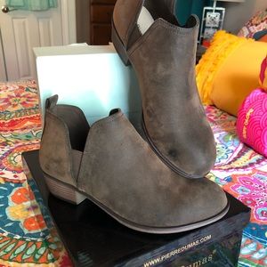 Brand New Size 7 Brown Pierre Dumas Ankle Boots